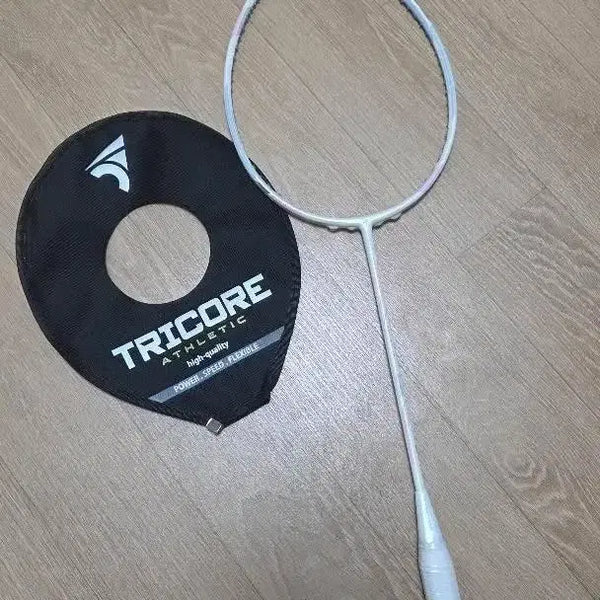 [BUNJANG] TRICORE SMITH-L Badminton Racket (White) / 트리코어 애슬레틱 배드민턴 라켓 (화이트)브랜드: 트리코어 (TRICORE)모델명: SMITH-L (스미스-엘)무게 및 스펙: 4U (약 82g)프레임 형태: 공기 저