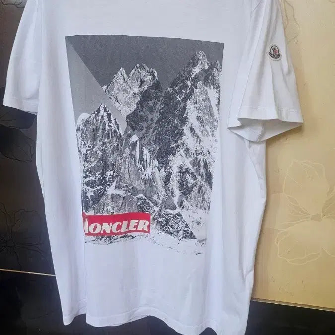 [BUNJANG] Moncler Short Sleeve T-Shirt White Mountain Logo / 몽클레어 반팔 티셔츠 화이트 산악 로고