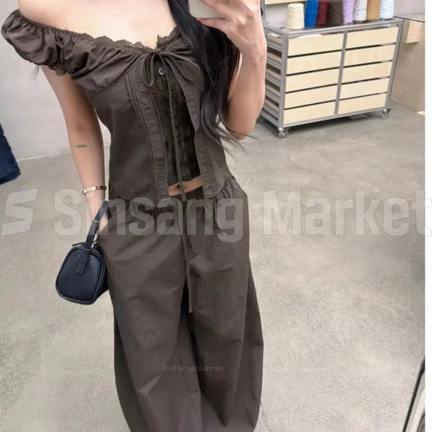 [BUNJANG] Jennie Off-Shoulder Blouse and Banding Pants Set / [빠른발송] 제니 오프숄더 블라우스 밴딩 팬츠 세트