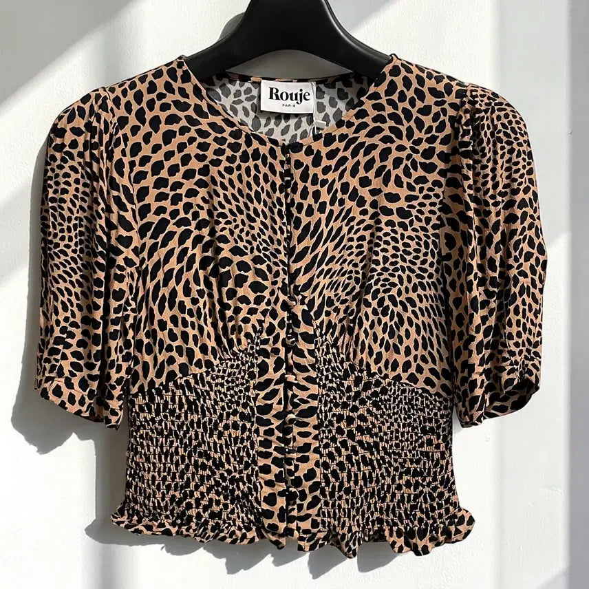 [BUNJANG] Rouje Leopard Smocked Crop Blouse / 루즈 레오파드 스모크 크롭 블라우스