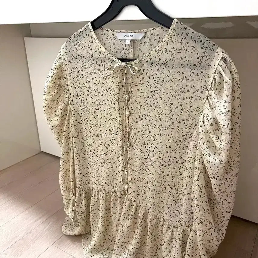 [BUNJANG] ON&ON Puff Sleeve Chiffon Flower Blouse - Light Yellow / 온앤온 퍼프 소매 쉬폰 플라워 블라우스 라이트옐로우 ON&ON 셔링 리본 프릴 콩단추 5부소매