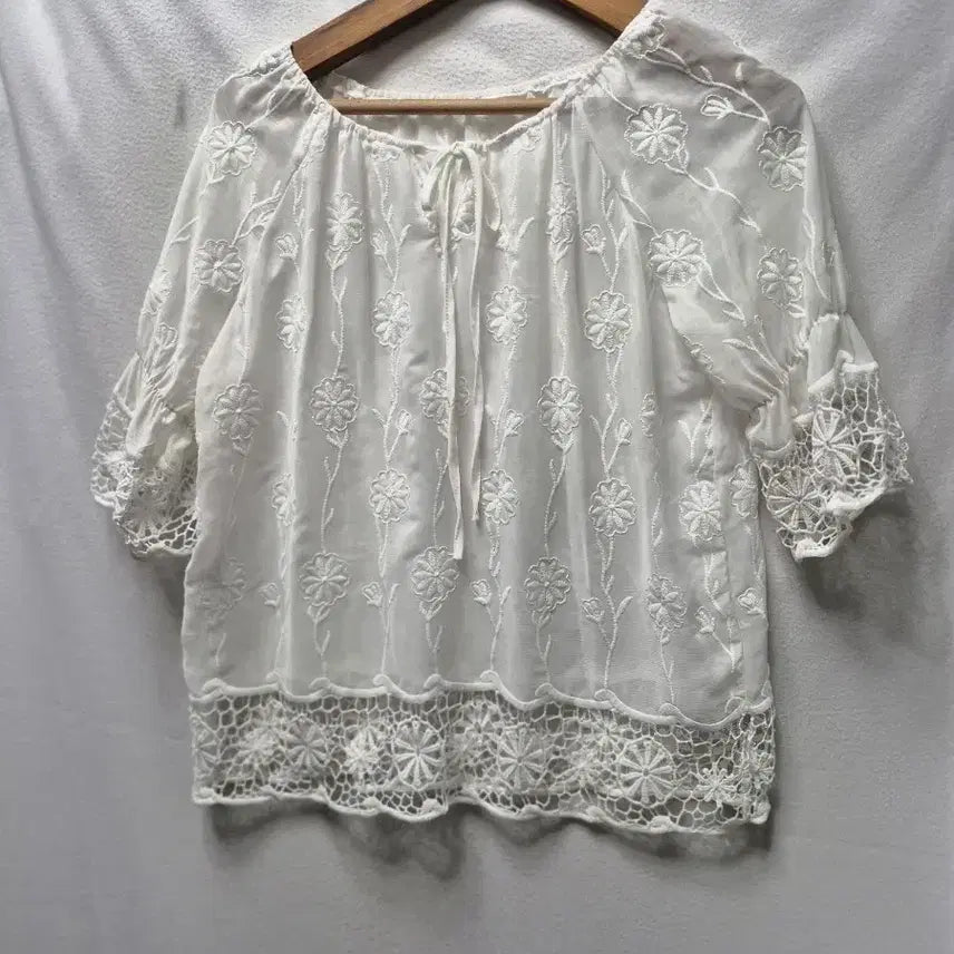 [BUNJANG] White Embroidered Blouse, Size M / 화이트 자수 블라우스 M