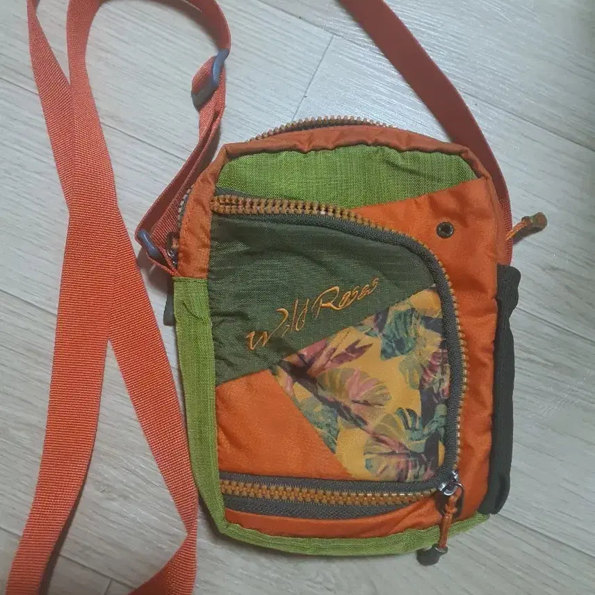 [BUNJANG] Wild Roses Mini Crossbody Pouch Bag / 등산브랜드 와일드로즈 미니 크로스백 파우치 여성 가방