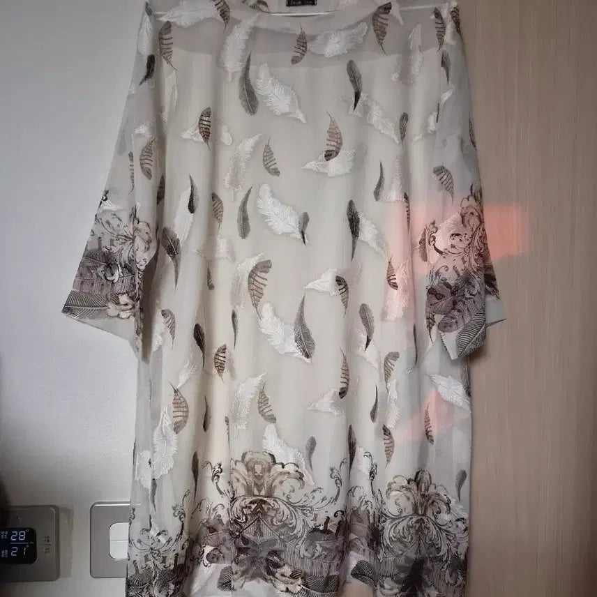 [BUNJANG] Chiffon Feather Print Blouse Size 77-88 / 쉬폰 깃털 나염 블라우스 77 88
