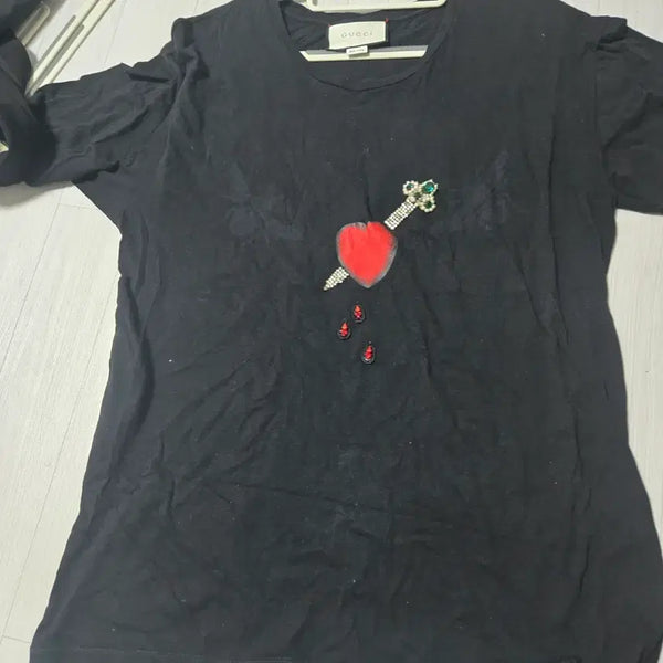 [BUNJANG] Gucci Black Heart Knife Embroidery T-Shirt / 구찌 블랙 하트 칼 자수 티셔츠정품