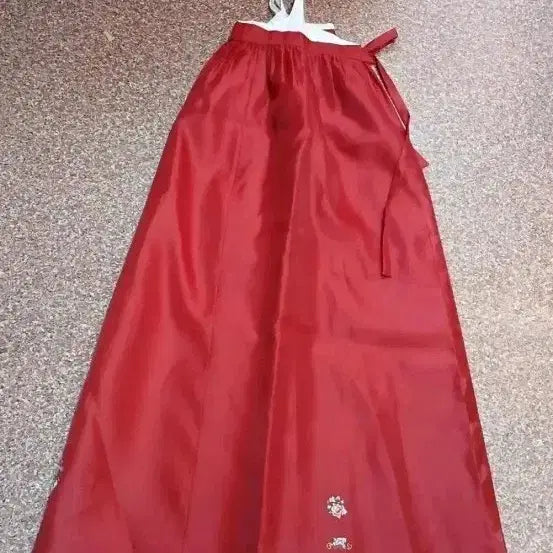 [BUNJANG] Red Embroidered Hanbok Skirt / 치마 한복 빨강색 자수