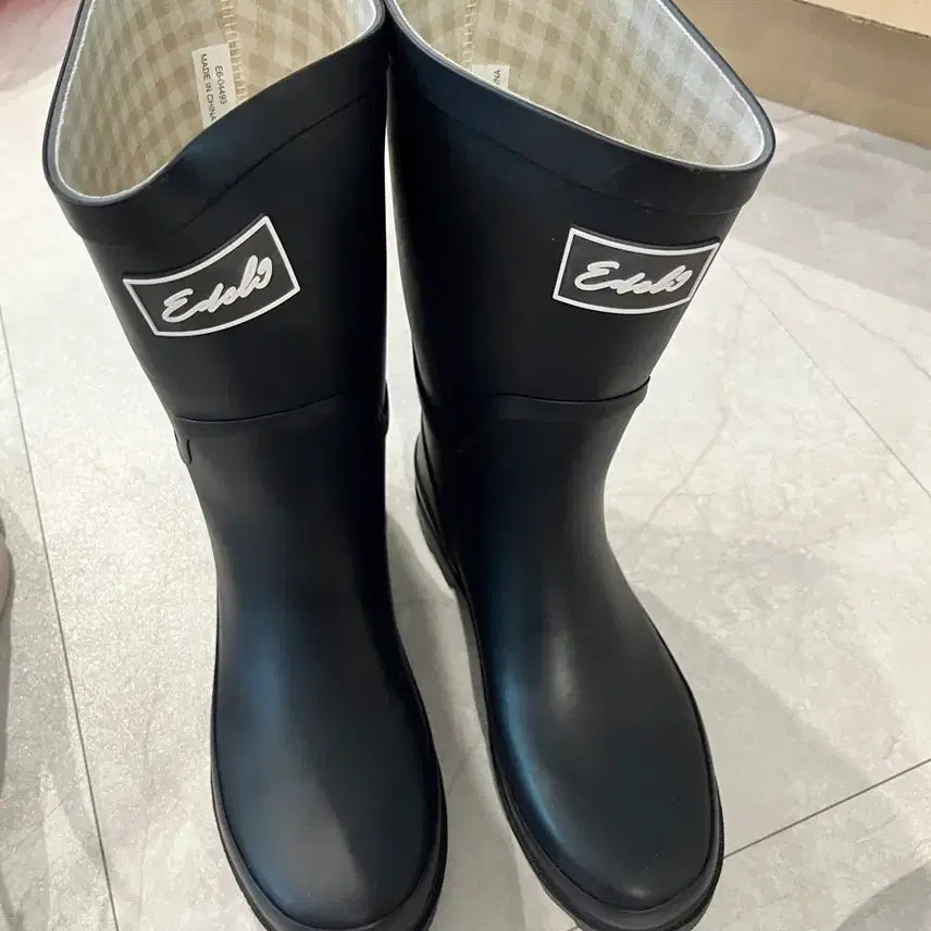 [BUNJANG] Mid-Length Black Walker Boots with Plaid Lining / 미들레인부츠