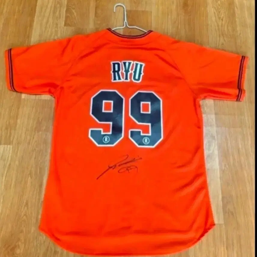 [BUNJANG] Ryu Hyun-jin Signed Authentic Baseball Jersey / 류현진 선수 친필 사인이 담겨 있는 유니폼이에요
