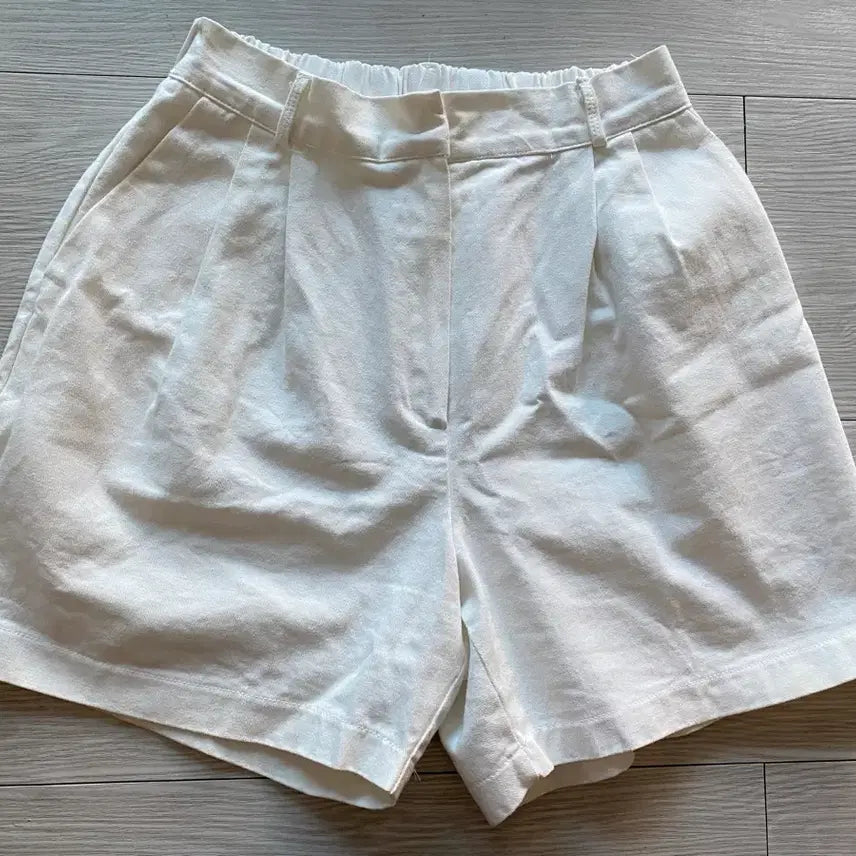 [BUNJANG] White Pin-Tuck Shorts / 화이트 반바지