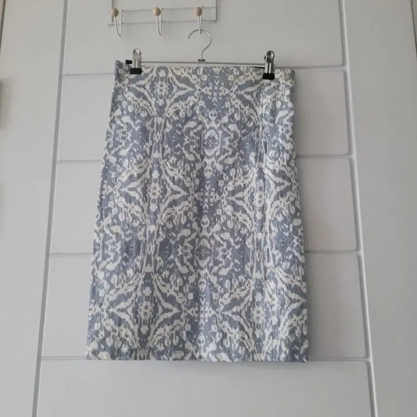 [BUNJANG] H-Line Skirt with Vibrant Pattern (Size S) / 화사한 패턴이 돋보이는 H라인 스커트S