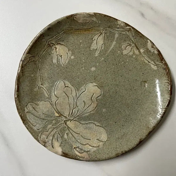 [BUNJANG] Handmade Ceramic Flower Embossed Round Plate (26cm) / [새상품] 수제 도자기 플라워 대접시 / 꽃 음각 원형 플레이트 (지름 26cm, 높이 3cm)