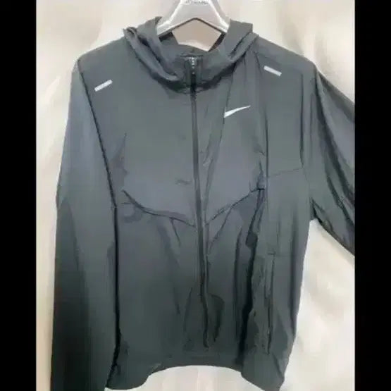 [BUNJANG] Nike Running Packable Lightweight Hooded Windbreaker Jacket - Black (M) / 나이키 러닝 패커블 경량 후드 바람막이 블랙 M