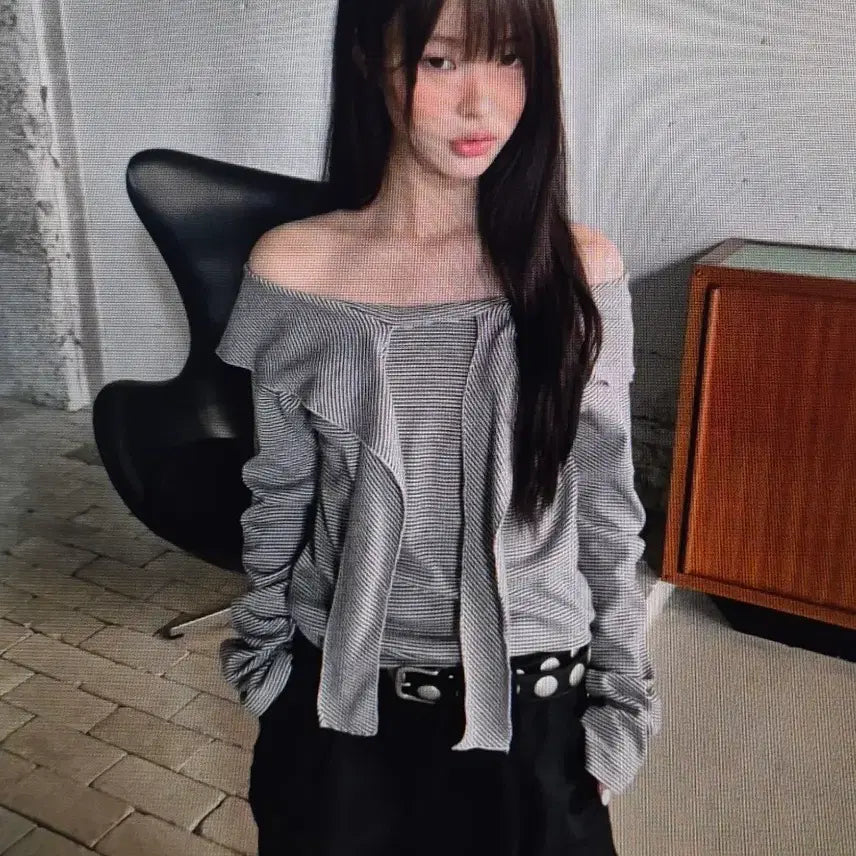 [BUNJANG] Striped Off-Shoulder Long Sleeve Top (2 Colors) / (해외배송)스트라이프 오프숄더 긴팔 2컬러