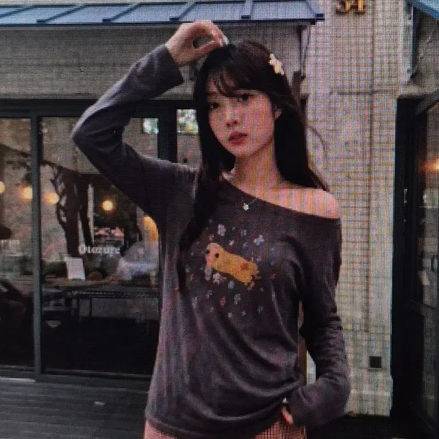 [BUNJANG] Printing Off-Shoulder Long-Sleeve T-Shirt / (해외배송) 프린팅 오프숄더 긴팔 티셔츠