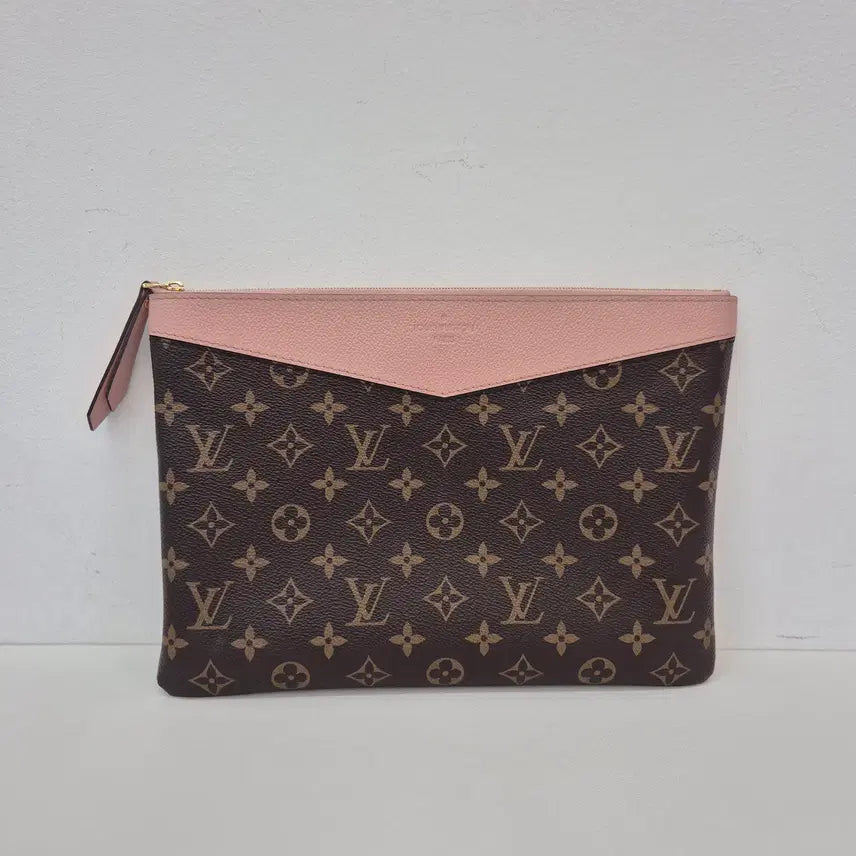 [BUNJANG] Louis Vuitton Monogram Daily Clutch M62942 / [중고명품 럭스올 울산점] 루이비통 모노그램 데일리 클러치 M62942