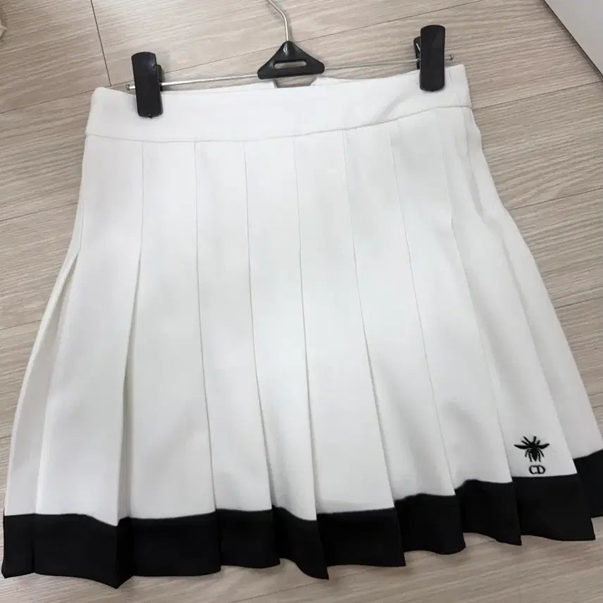 [BUNJANG] White Embroidered Tennis Skirt / 자수 테니스스커트 화이트 새상품 원가8.5