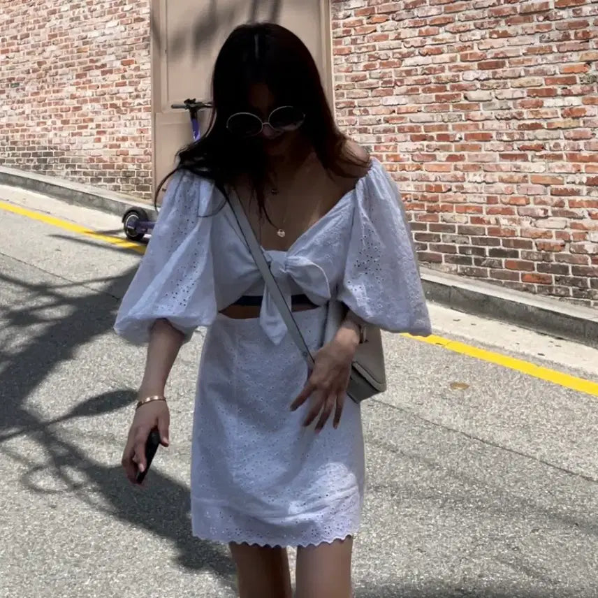 [BUNJANG] WANDERING Eyelet Puff Sleeve Off-Shoulder Mini Dress White / WANDERING 아일렛 원피스 화이트