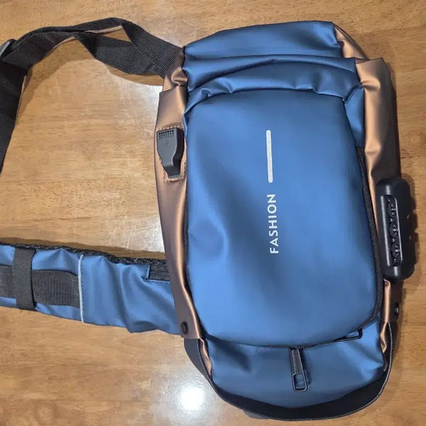 [BUNJANG] Fashion Messenger Bag with USB Port and Lock / 패션 메신저백 USB 포트/잠금장치 포함