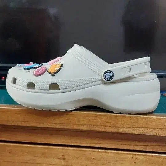 [BUNJANG] Crocs Classic Platform Women's Sandals Beige W8/250 / 크록스 정품 클래식 플랫폼 여성샌들.W8.250