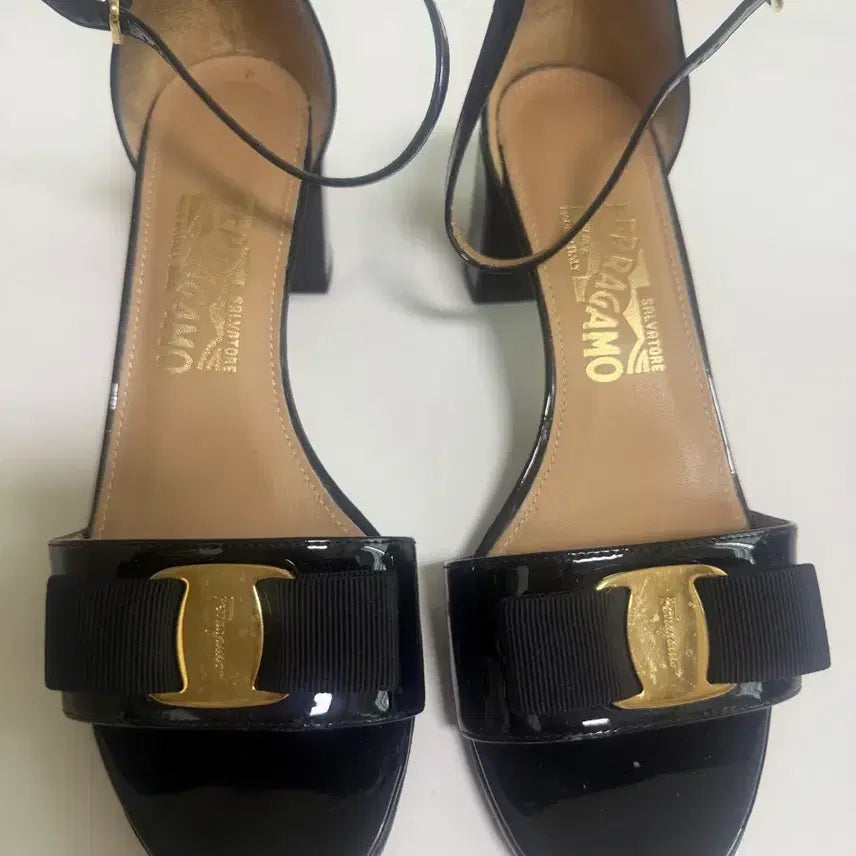 [BUNJANG] Salvatore Ferragamo Black Enamel Ribbon Detail Low Heel Sandals / 페라가모샌들