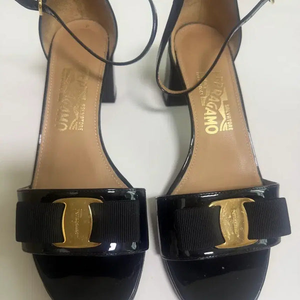 [BUNJANG] Salvatore Ferragamo Black Enamel Ribbon Detail Low Heel Sandals / 페라가모샌들