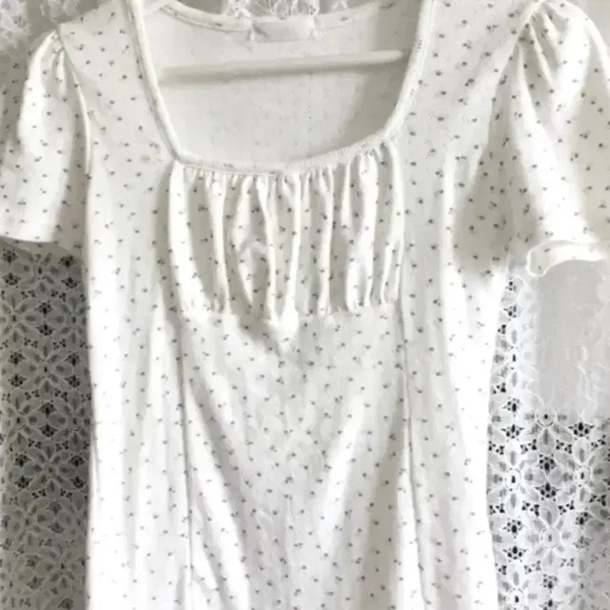 [BUNJANG] Lily Daisy Puff Sleeve T-Shirt White / 넛트 러블리 Lily daisy puff 릴리 데이지 퍼프 소매 반팔 잔꽃무늬 화이트
