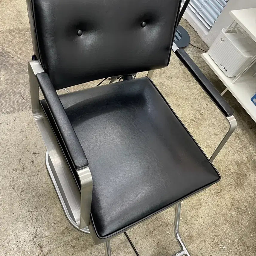 [BUNJANG] Beauty & Co. / Mifool Electric Salon Chair (Set of 2) / 미용전동의자 2개팝니다