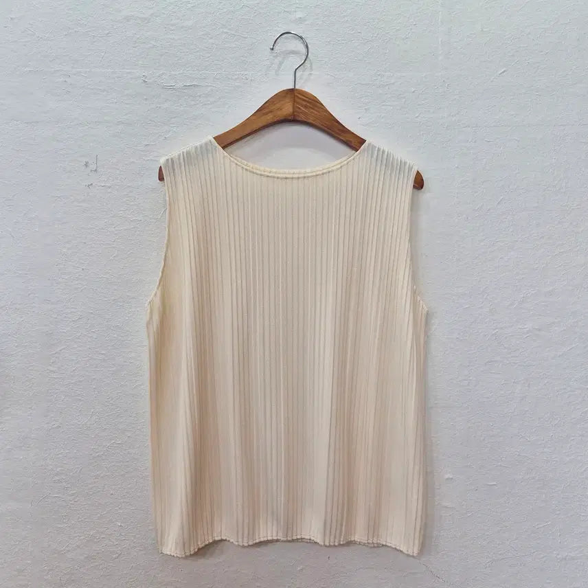 [BUNJANG] Uniqlo Ivory Pleated Sleeveless Top / 유니클로 아이보리 플리츠 민소매 나시