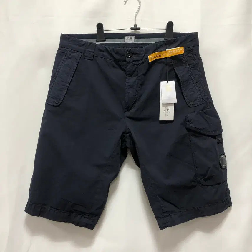 [BUNJANG] C.P. Company Bermuda Logo Cargo Shorts (36-inch) / 새상품-C.P. 컴퍼니 버뮤다 와펜 카고 하프 팬츠(36인치)