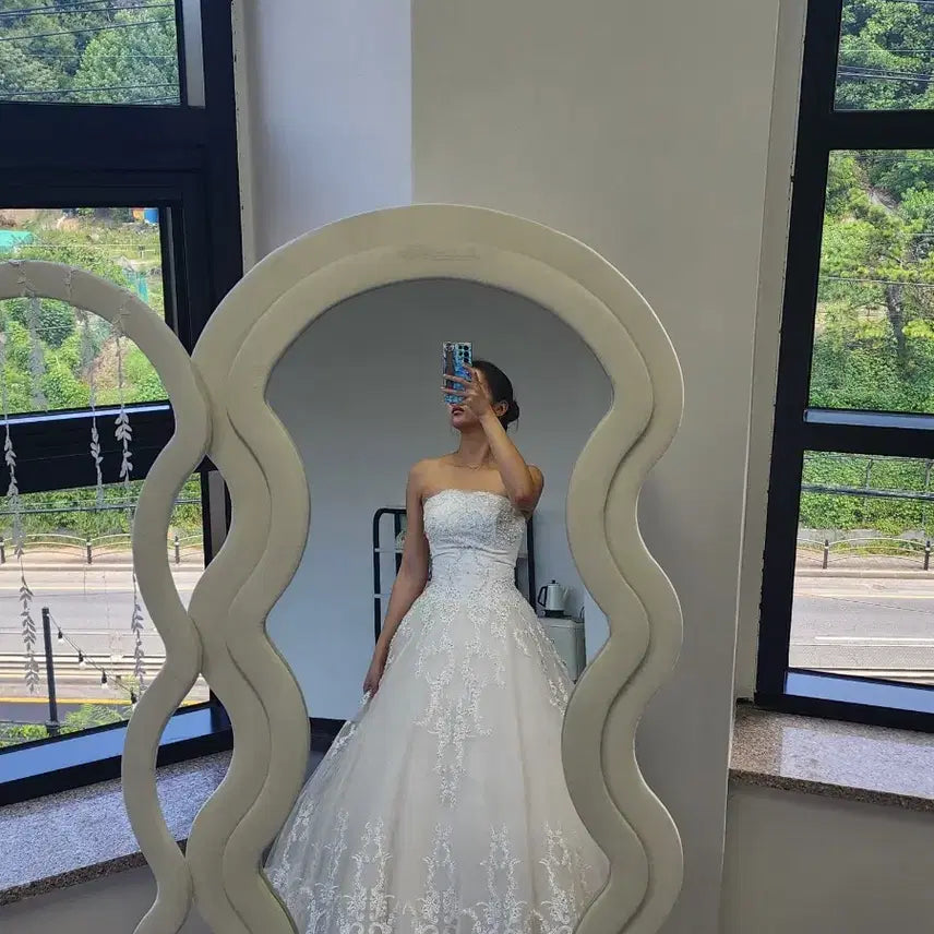 [BUNJANG] Off-Shoulder Wedding Dress with Delicate Beads / 잔잔비즈 웨딩드레스  오프숄더