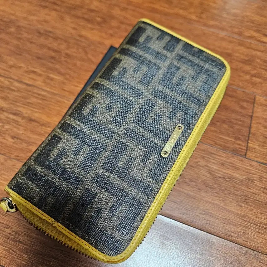 [BUNJANG] Fendi Yellow Line Zipper Long Wallet / 펜디 옐로우 라인 지퍼 장지갑