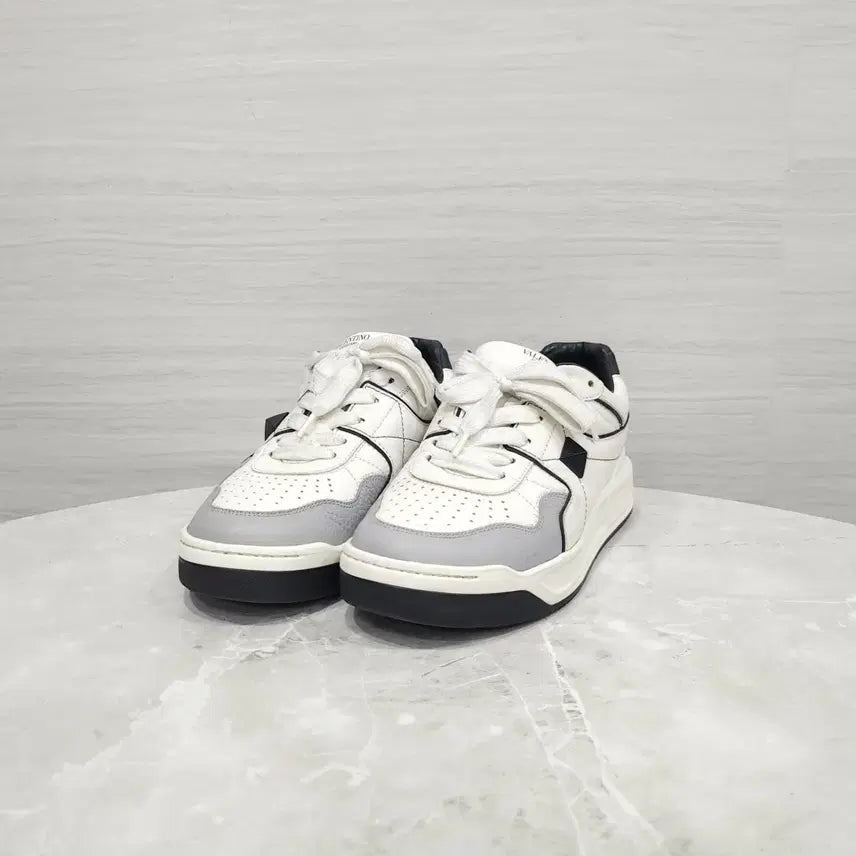 [BUNJANG] Valentino Garavani Studded Sneakers 40.5 / 40.5 / 발렌티노 가라바니 스터드 스니커즈