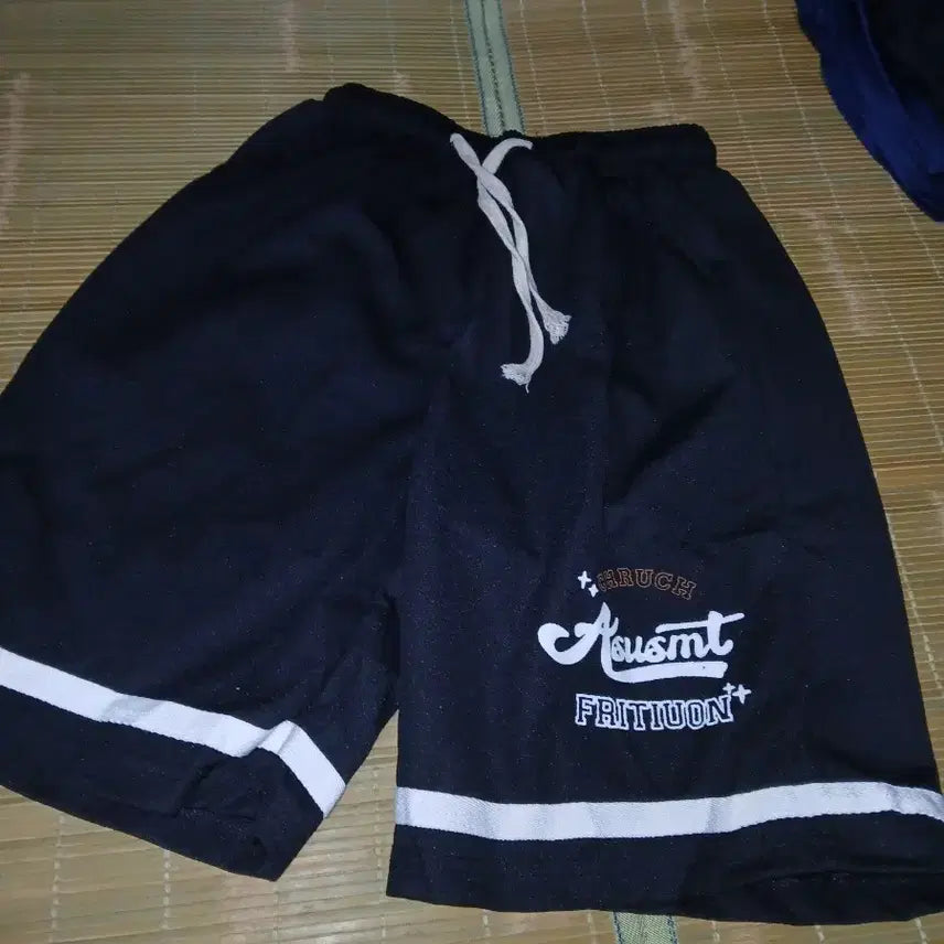 [BUNJANG] Black Shorts with White Line Detail / 블랙 반바지 화이트 라인 포인트
