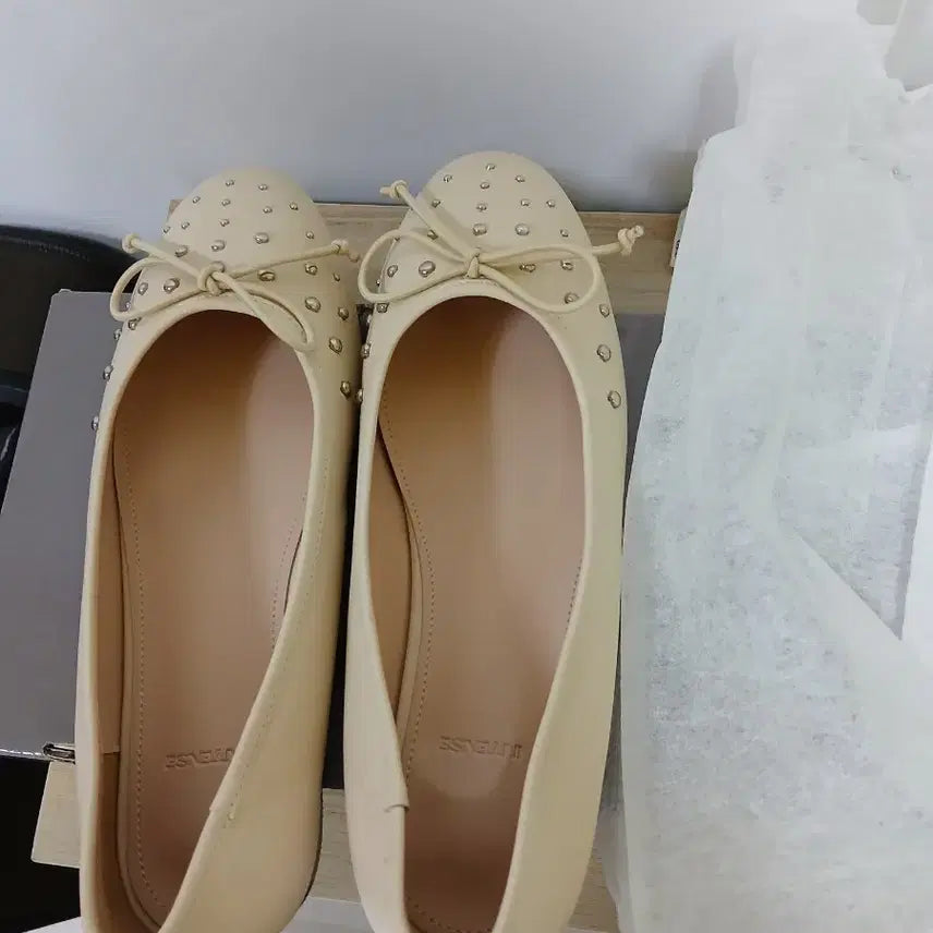 [BUNJANG] Beige Studded Ribbon Flat Shoes / 베이지색 스터드 리본 플랫 슈즈