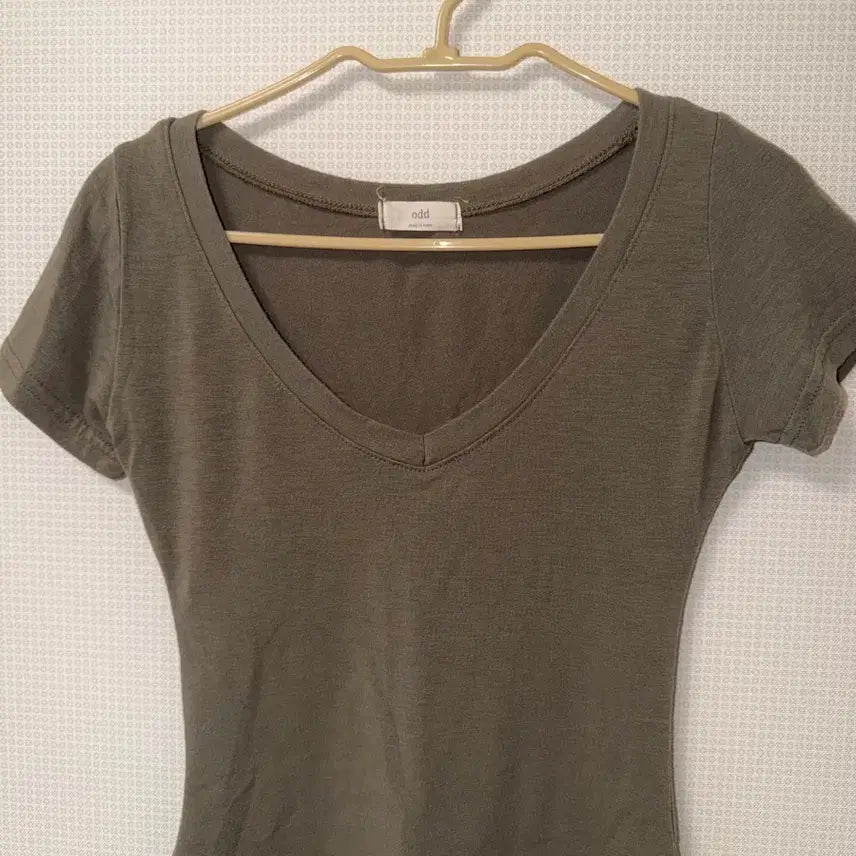 [BUNJANG] Khaki V-Neck Short-Sleeve T-Shirt / 카키 브이넥 반팔티