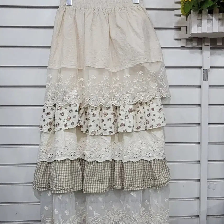 [BUNJANG] Women's Lace and Pattern Long Skirt / #여성의류다양한 레이스와 패턴이 조화롭게 어우러진 롱 스커트