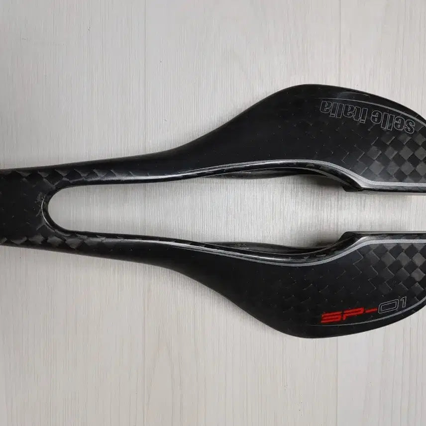 [BUNJANG] Selle Italia SP-01 Boost Tekno SuperFlow L3 Full Carbon Saddle / 기함급안장] 셀레이탈리아 SP-01 Boost Tekno SuperFlow (풀카본) 부스트 테크노 슈퍼플로우 L3  팝니다. (택포 45만)