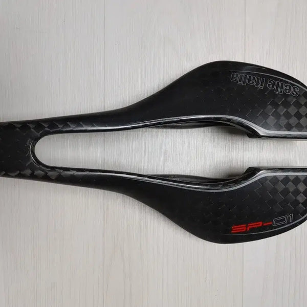 [BUNJANG] Selle Italia SP-01 Boost Tekno SuperFlow L3 Full Carbon Saddle / 기함급안장] 셀레이탈리아 SP-01 Boost Tekno SuperFlow (풀카본) 부스트 테크노 슈퍼플로우 L3  팝니다. (택포 45만)