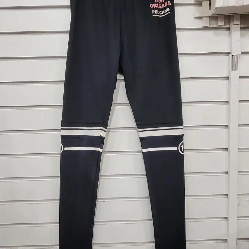 [BUNJANG] NBA New Orleans Pelicans Logo Black Leggings / #여성의류NBA 뉴올리언스 펠리컨즈 로고가 돋보이는 블랙 레깅스