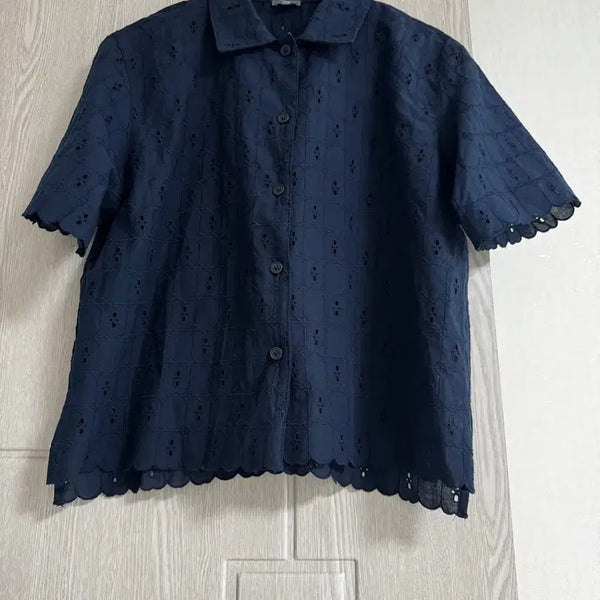 [BUNJANG] JAJU Navy Embroidered Short-Sleeve Blouse / 26ss신상 네이비 자수 블라우스 새상품