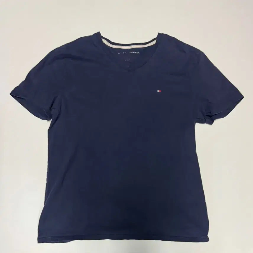 [BUNJANG] Tommy Hilfiger Minimal Small Logo V-Neck Short Sleeve T-Shirt Navy / 타미힐피거 미니멀 스몰 로고 브이넥 반팔 티셔츠 네이비