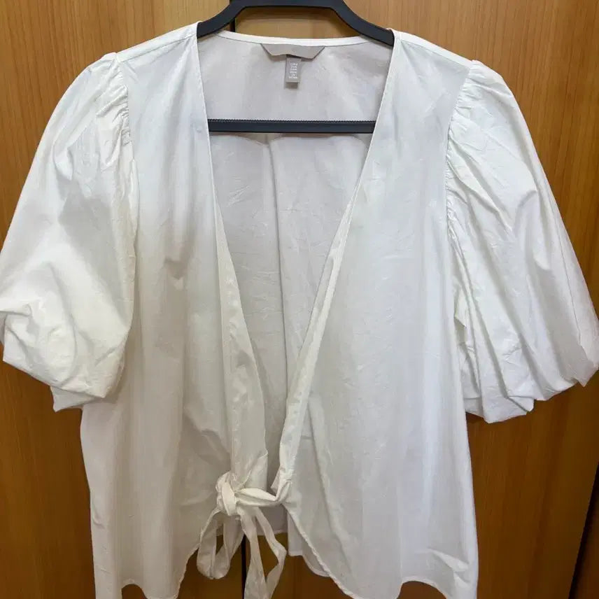 [BUNJANG] H&M White Puff Sleeve Wrap Blouse / H&M 퍼프소매 화이트 랩 블라우스