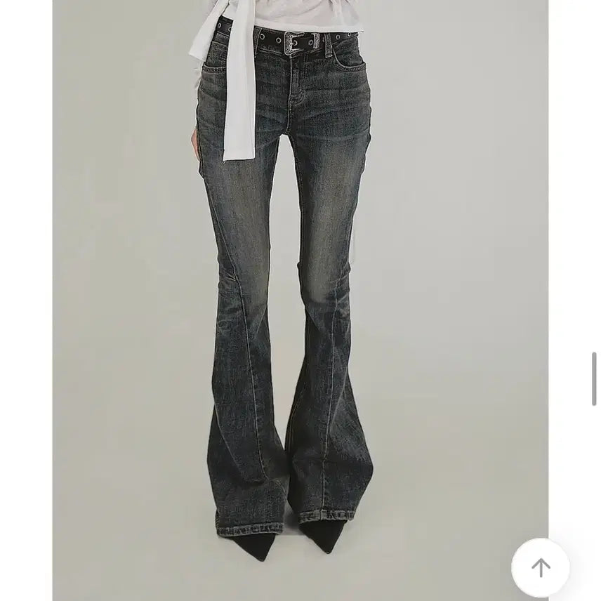 [BUNJANG] Chicwin Double Edge Curve Cut Bootcut Denim Jeans / 에이블리 시크윈 더블 엣지 커브 절개 블루워싱 데님진 부츠컷청바지