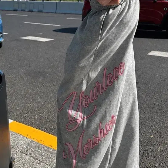 [BUNJANG] Gray Jogger Pants with Pink Lettering / 그레이 조거 팬츠 핑크 레터링 트레이닝팬츠 공항룩