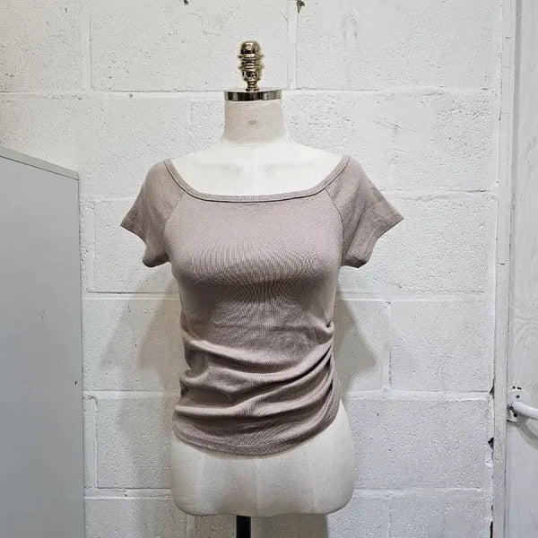 [BUNJANG] One-Shoulder Shirring Off-Shoulder Short-Sleeve Top - Cocoa / 한쪽셔링 오프숄더 반팔- 코코아색