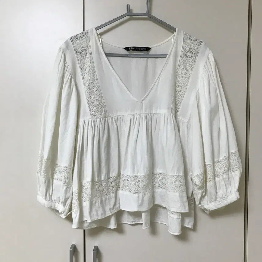 [BUNJANG] Zara Embroidered V-Neck Eyelet Blouse / 자라 자수 브이넥 펀칭 블라우스