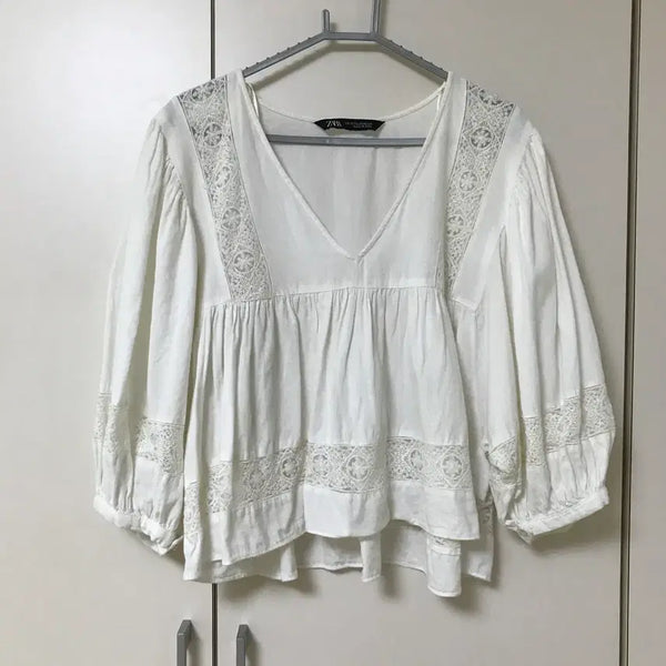 [BUNJANG] Zara Embroidered V-Neck Eyelet Blouse / 자라 자수 브이넥 펀칭 블라우스