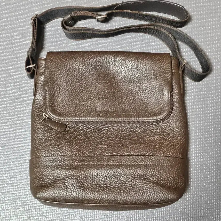 [BUNJANG] Geumgang Bruno Magli Leather Crossbody Messenger Bag / 금강 브루노말리 가죽 크로스백 메신저백