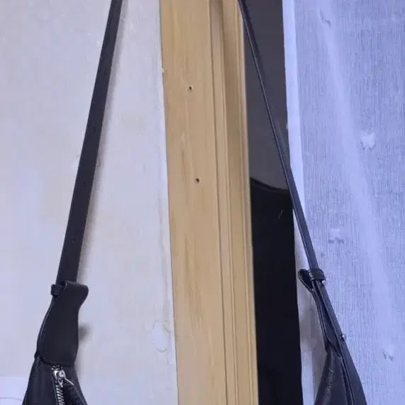 [BUNJANG] Black Leather Half-Moon Crossbody Bag / 양가죽 블랙컬러  크로스백