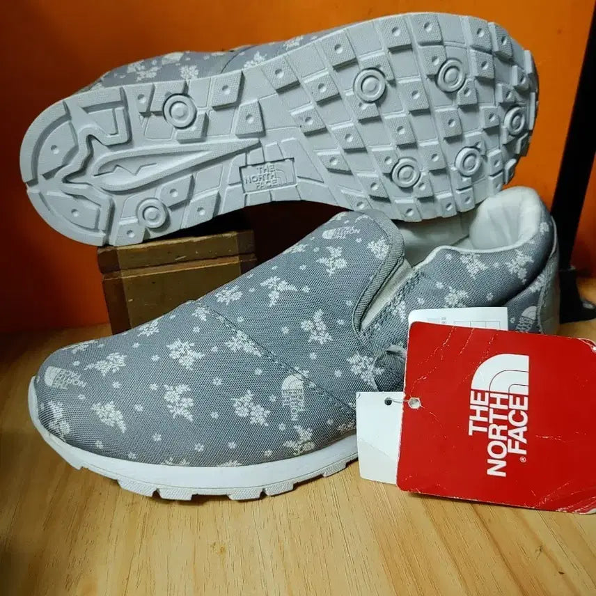 [BUNJANG] The North Face Sneakers (US Women's 7.5 / EU 38) / (미사용)노스페이스 스니커즈(표기250 추천사이즈245)